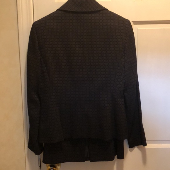 Tahari by Arthur Levine petite skirt suit, size 8P - Picture 8 of 11